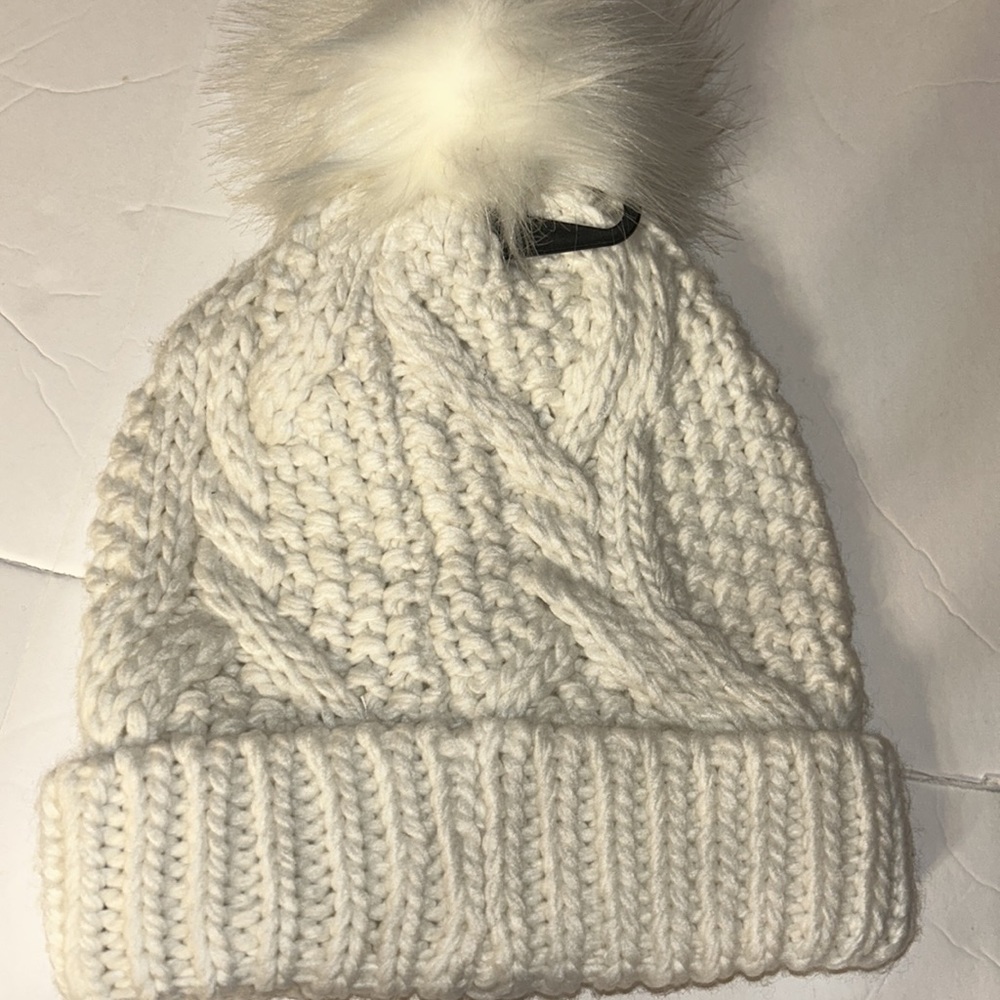 Kensie white NWT chunky knit Pom hat 100% acrylic - Picture 2 of 6